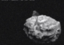 Спутник запечатлел на летящем к Земле астероиде странную черную пирамиду