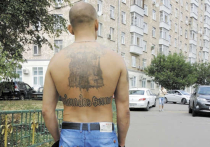 Перегретые москвичи пугают друг друга своим татуажем