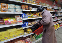 В супермаркетах эпидемия обысков пенсионерок, а обычную воровку охрана пропустила