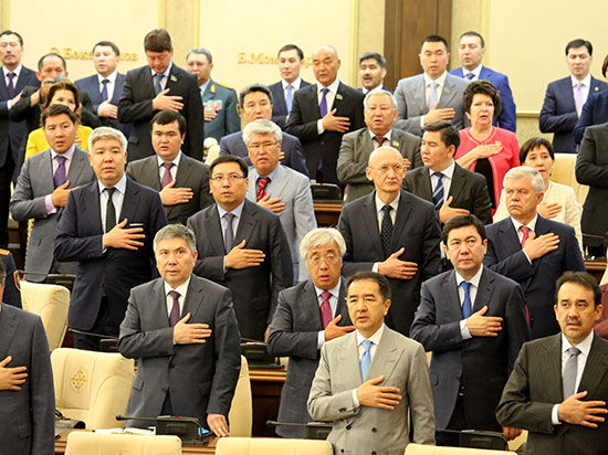 В Казахстане наступает пора летнего политического затишья. 