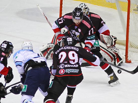 Во второй игре шестиматчевой домашней серии челябинские хоккеисты одержали волевую победу над гостями из Новосибирска.
