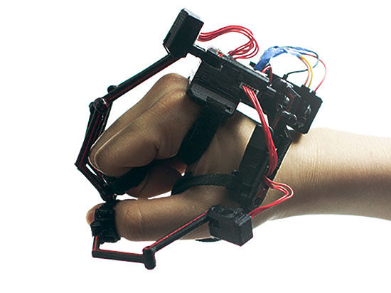 Западная компания Dexta Robotics создала устройство, которое может играть роль экзоскелета для пальцев рук – а заодно может служить и игровым манипулятором
