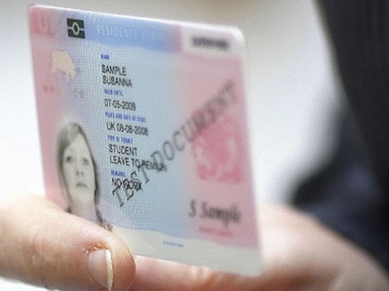 С 2015 года новинка может заменить бумажные паспорта и стать основным удостоверением личности россиян.
