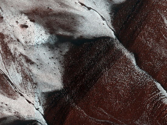 Американцы опубликовали снимок, на котором запечатлены заледенелые овраги на южной стороне марсианского склона