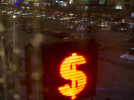 Российскую валюту продолжает лихорадить на бирже