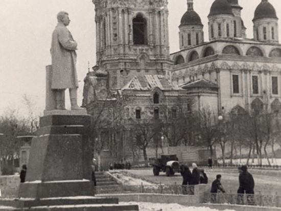 На входе в астраханский Братский сад стоял памятник Сталину
