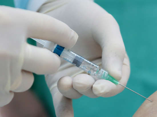 Всемирная организация здравоохранения официально разрешила лечить заболевших лихорадкой Эбола экспериментальной сывороткой, не опробованной на людях