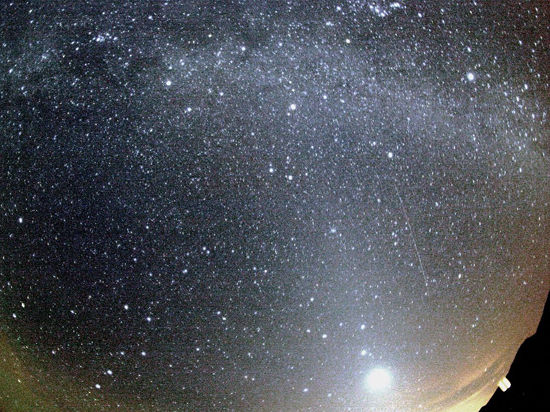 Сразу два астрономических шоу намечается на этой неделе: максимум метеорного потока Ориониды, который ожидается во вторник вечером, и частное солнечное затмение