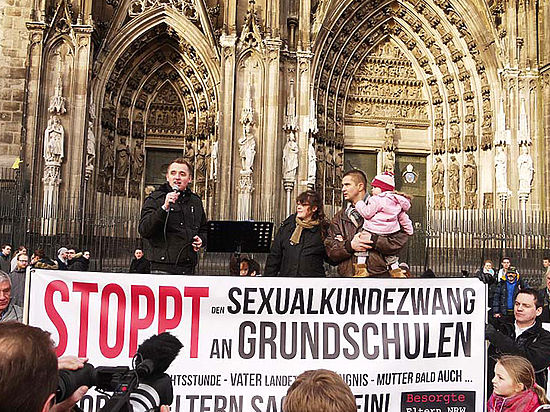 На днях в Аугсбурге (земля Бавария) российские немцы, живущие в Германии, собрались на демонстрацию «против ранней сексуализации детей в школах и детсадах».