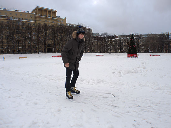 Жители домов в центре Москвы возмутились, что уже несколько дней каток на Патриарших прудах завален снегом