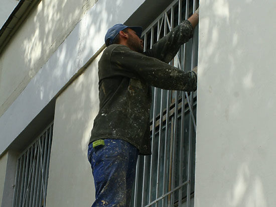 Коммунальщики уничтожают хулиганские надписи радикально — они полностью закрашивают «оскверненные» окна
