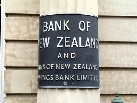 Теперь российские банки вынуждены проводить клиентские расчеты в австралийских и новозеландских долларах через посредников