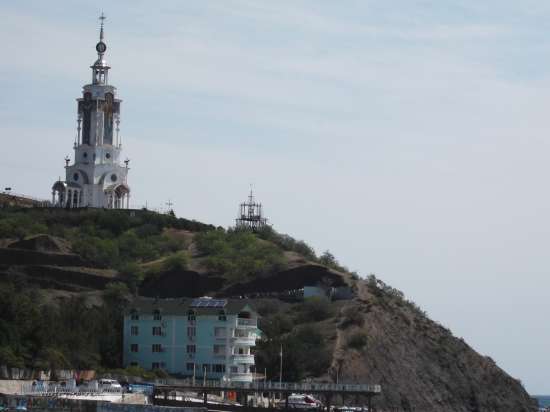 На краю пропасти. Крым может остаться без уникального храма-маяка в Малореченском