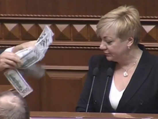 Таким образом украинский депутат выразил протест против сложностей с покупкой валюты в банках