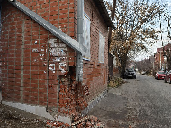 В Краснодаре водитель протаранил на угнанном "Мерсе" жилой дом