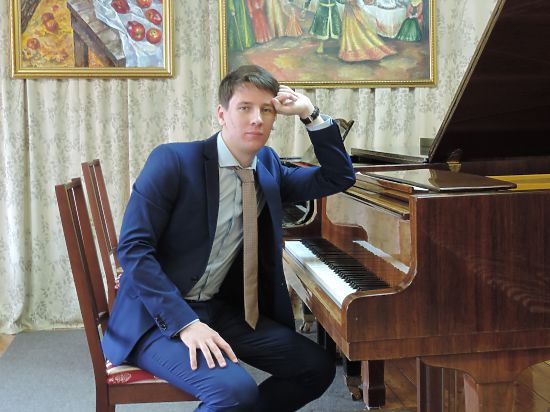 Пианист из Братска  снискал призанине публики благодаря таланту, а не моде             