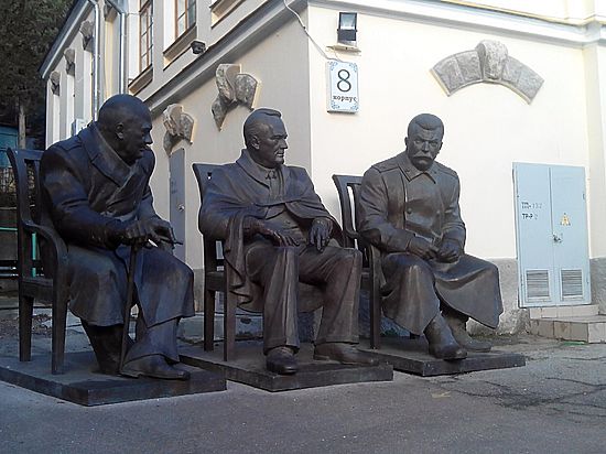 Сталин уже в Крыму: памятник «Большой тройке» доставили в Ливадию (фото эксклюзив)