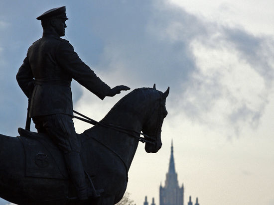 Памятник полководца с Манежной площади собираются переместить на родину военачальника в Калужскую область