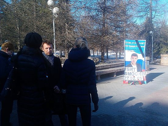 В центре Челябинска активисты поставили траурный транспарант в память о Борисе Немцове