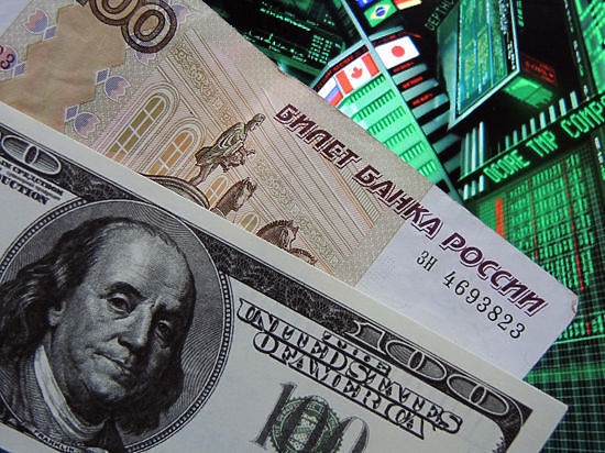 По сравнению с прошлым годом "долларовые заначки" граждан РФ увеличились вдвое