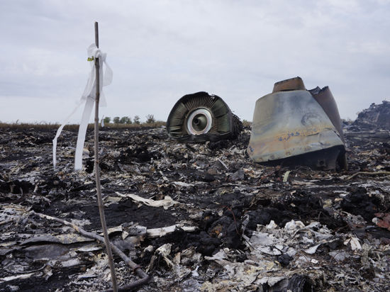 Правительство самопровозглашенной Донецкой народной республики передало бортовые самописцы разбившегося на прошлой неделе "Боинга 777" малайзийским экспертам