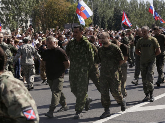 Офицеров и боевиков батальонов «Донбасс» и «Днепр» отправили на фильтрацию и кормят гуманитаркой