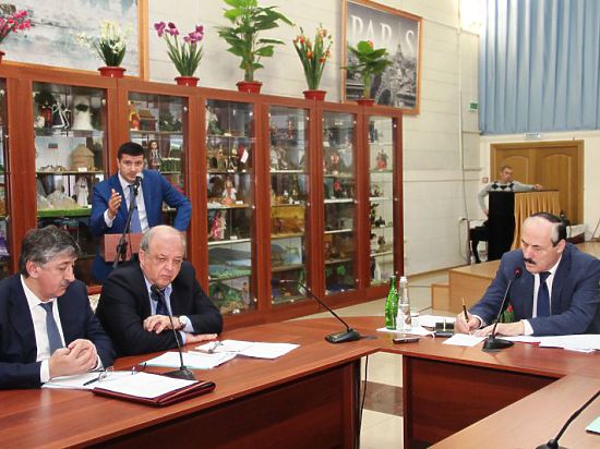 Рамазан Абдулатипов провел в Кизляре выездное заседание Совета при Главе РД