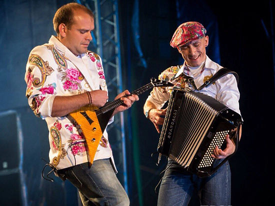 Сургутские музыканты радуют зрителей оригинальными переложениями хитов
