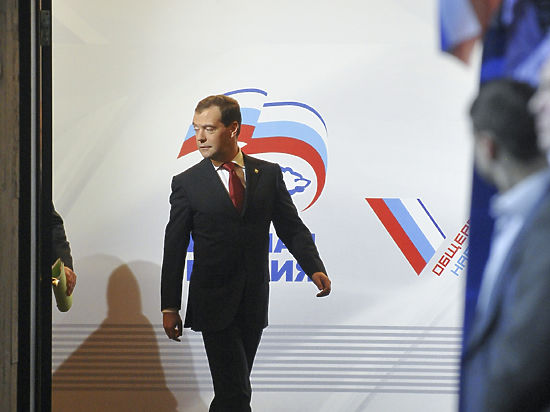 Политики оспаривают кресло неотставленного Медведева
