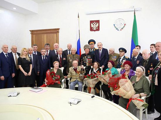 27 февраля, Рамазан Абдулатипов провел торжественную церемонию вручения памятных медалей «70 лет Победы в Великой Отечественной войне 1941-1945 гг»