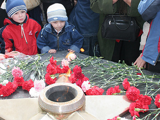 В пятницу в столице Бурятии прошла церемония переноса Вечного огня к обновленному мемориалу Памяти воинам, погибшим в Улан-Удэ от ран в госпиталях