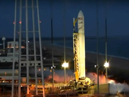 На влекомом корабле Cygnus летели яйца комаров, молоко и шейные воротники для астронавтов