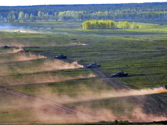 За тысячу километров от границ Украины воюют «Мурмания» и «Уралия».

