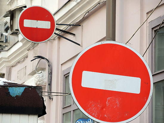Дорожные знаки начнут вешать на фасадах домов в Москве, где из-за слишком узкой проезжей части и тротуаров обычные таблички на столбах мешают пешеходам