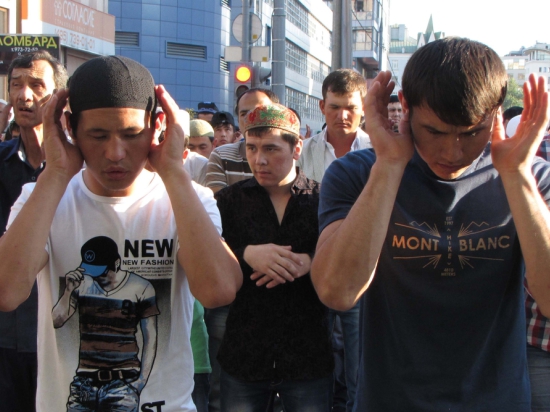 На улицах Москвы одновременно помолились до 165 тысяч человек

