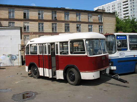 В самые трудные времена рейсовые машины на московских автобусных линиях заправляли дровами