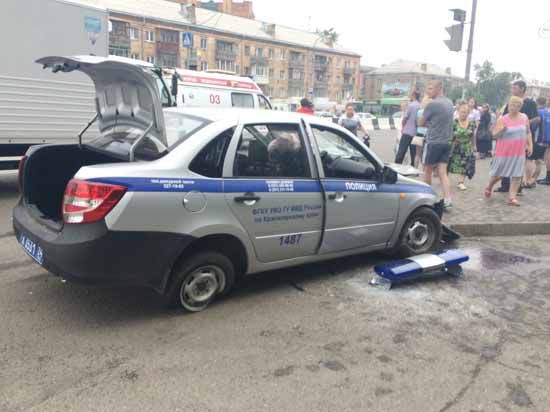 Двое сотрудников МВД Красноярска и водитель Mitsubishi доставлены в больницу
