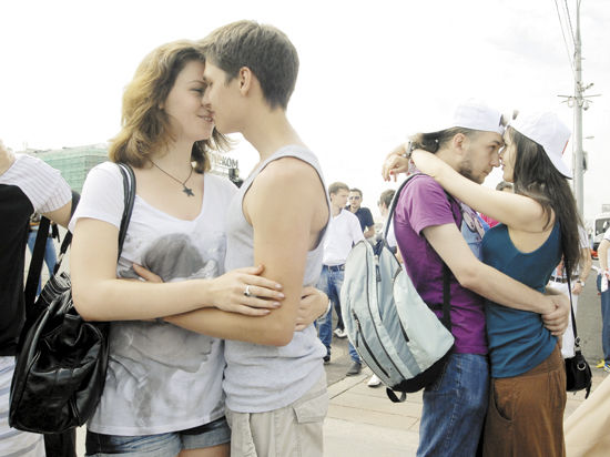 Мужчины и женщины рассказали, о чем думают во время поцелуя