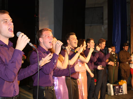 На сцене владивостокского Дома офицеров флота большим гала-концертом завершился 7-й фестиваль патриотической песни «Восточный форпост» 