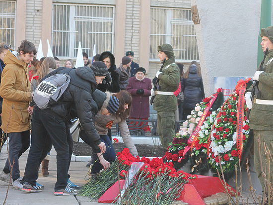 Общественники вновь возложили цветы у братской могилы вдалеке от мемориала