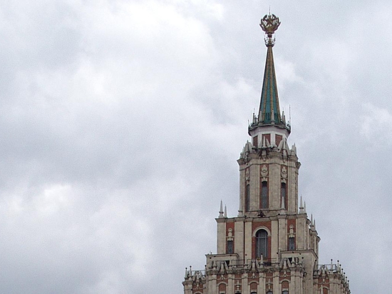 Флаг России водрузили на шпиль здания на Комсомольской площади Москвы