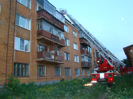 В Магнитогорске из горящего дома эвакуировали 40 человек
