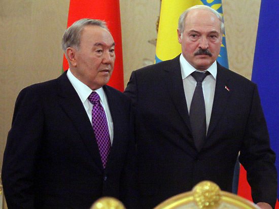 Лукашенко поздравил Порошенко с победой на выборах