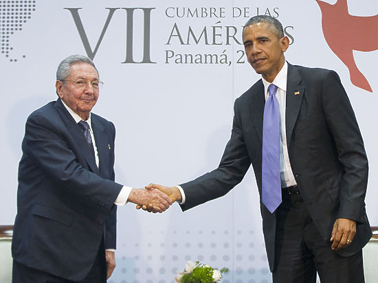 Американский и кубинский лидеры пожали друг другу руки