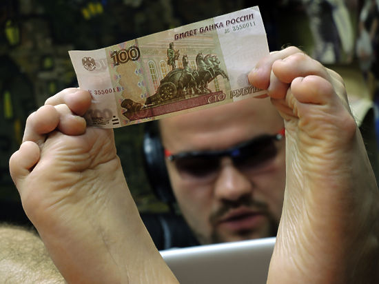 В парламенте страны всерьез задумались о замене рубля какой-нибудь другой валютой, которая должна остановить падение по отношению к доллару и евро