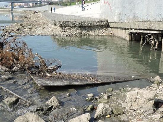 В реку Кубань сбрасывают канализационные воды 