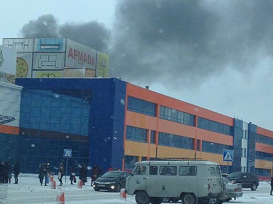 В Оренбурге горит крупнейший торговый комплекс "Армада"