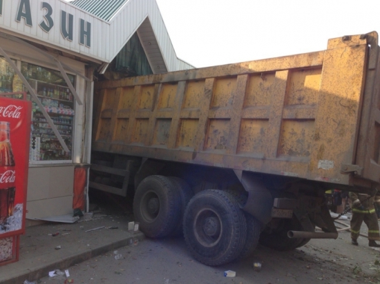 В Златоусте грузовик протаранил магазин: пострадали трое взрослых и двое подростков