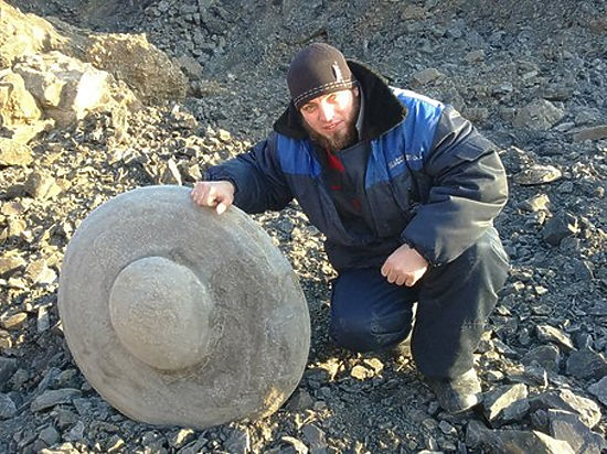 Каменный диск правильной формы, обнаруженный на глубине 40 метров, взят под охрану и в среду отправится в краеведческий музей