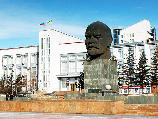 В позиции, каким образом выбирать мэра Улан-Удэ, на площади Советов наметилось противостояние